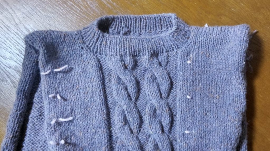 襟ぐりのゴム編み仕上げた