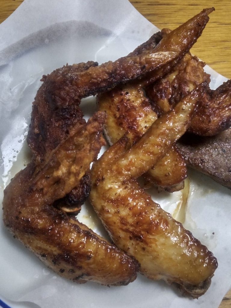 タレに漬け込んだ鶏手羽先の唐揚げ