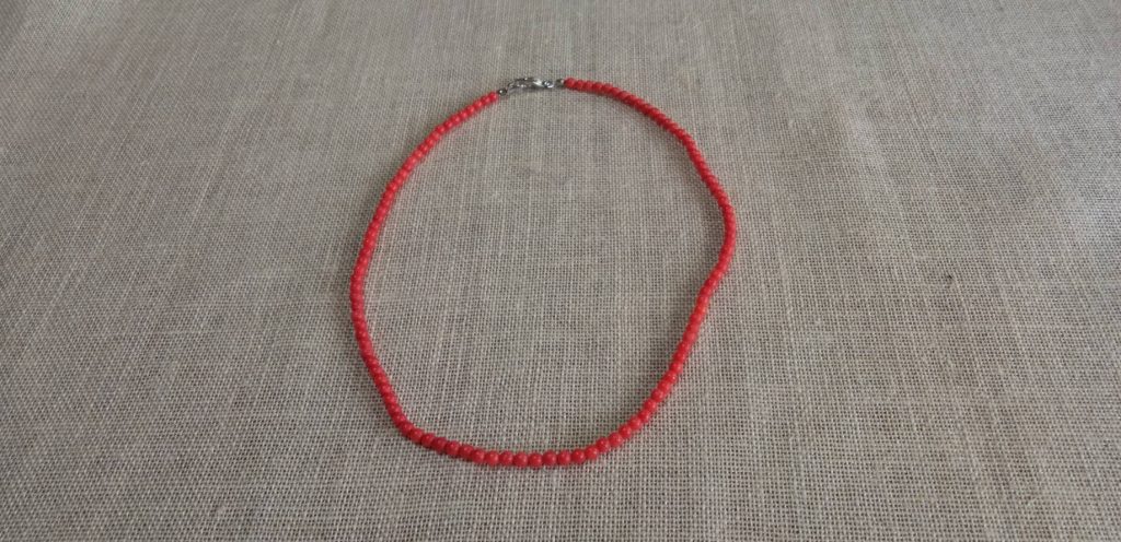 小さな珊瑚のネックレス