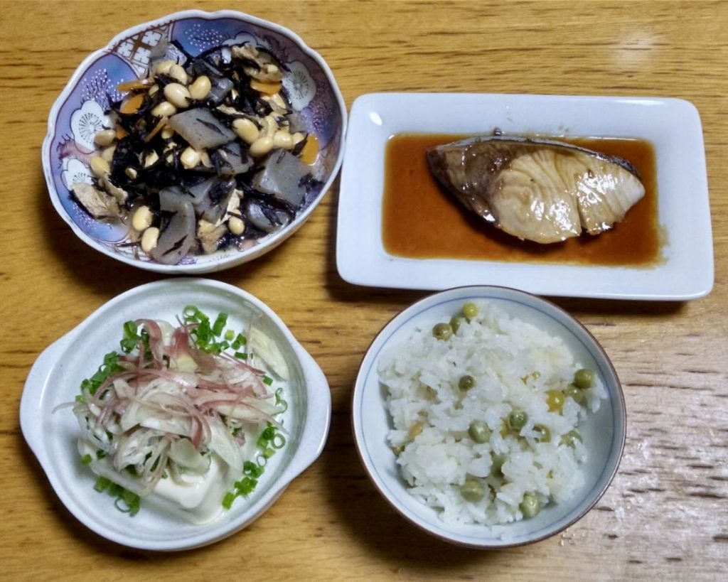 夕食は冷蔵庫の残り物