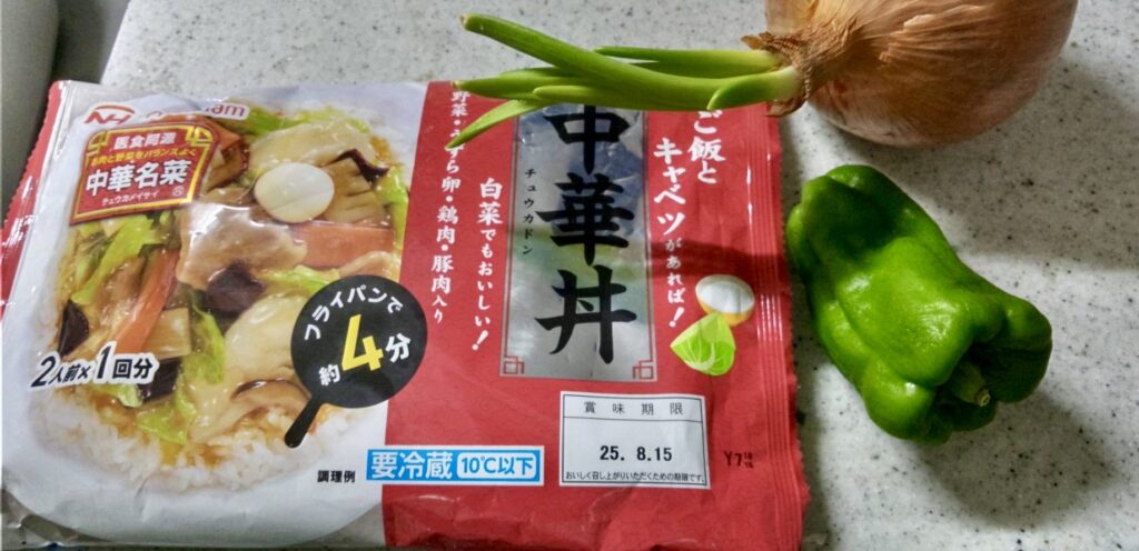 夕食は定番の中華丼