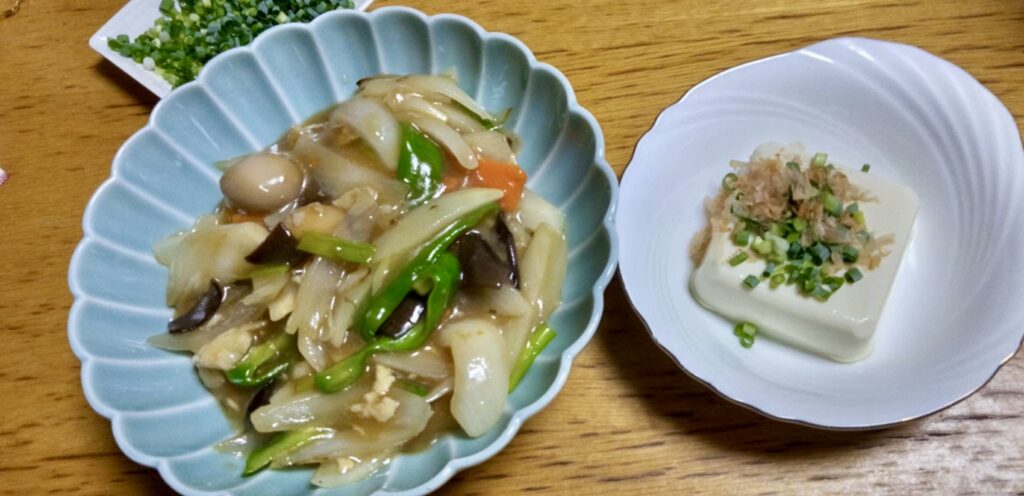 夕食は定番の中華丼