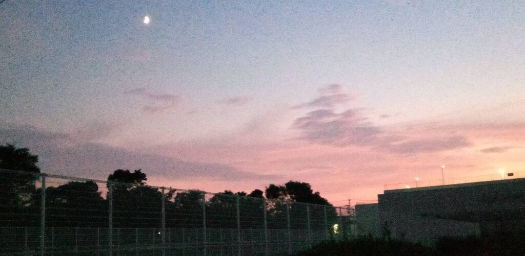 夕焼けに三日月