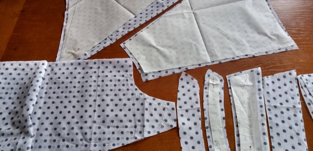 ブラウスを裁断