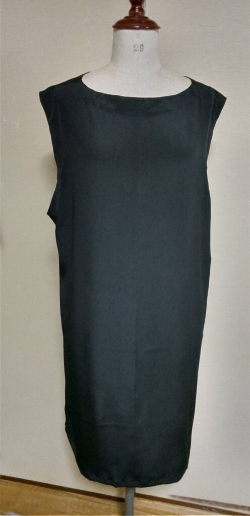 母の形見の喪服でジャンパースカート