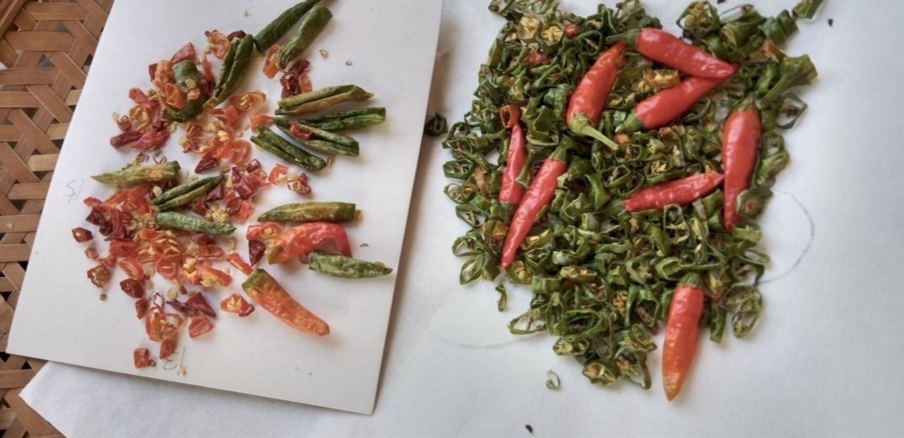 小さい輪切りにして干した赤青とうがらし