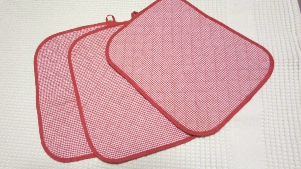 赤のチェックのキルト布でランチョンマット