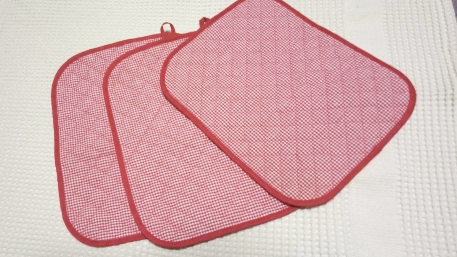 赤のチェックのキルト布でランチョンマット