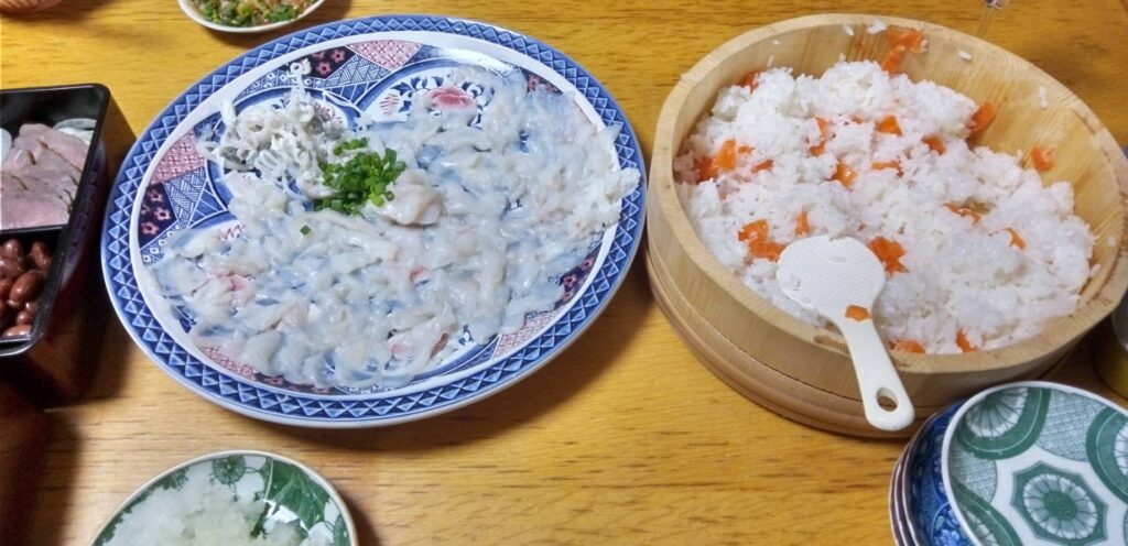 手作りのフグ刺しとサーモン寿司