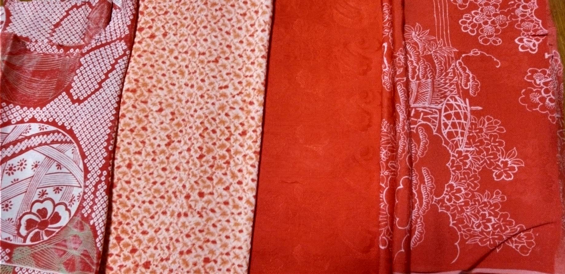 ちりめんの赤い絹布たち