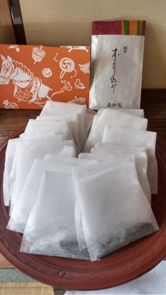 紙パックに一回分づつ茶葉を詰める