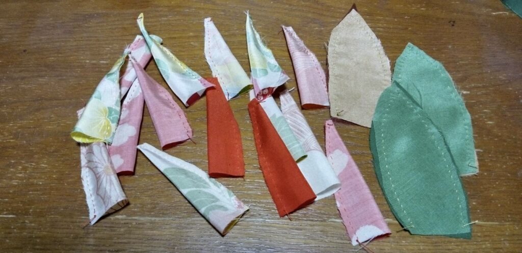 とうがらしのパーツをチクチクと