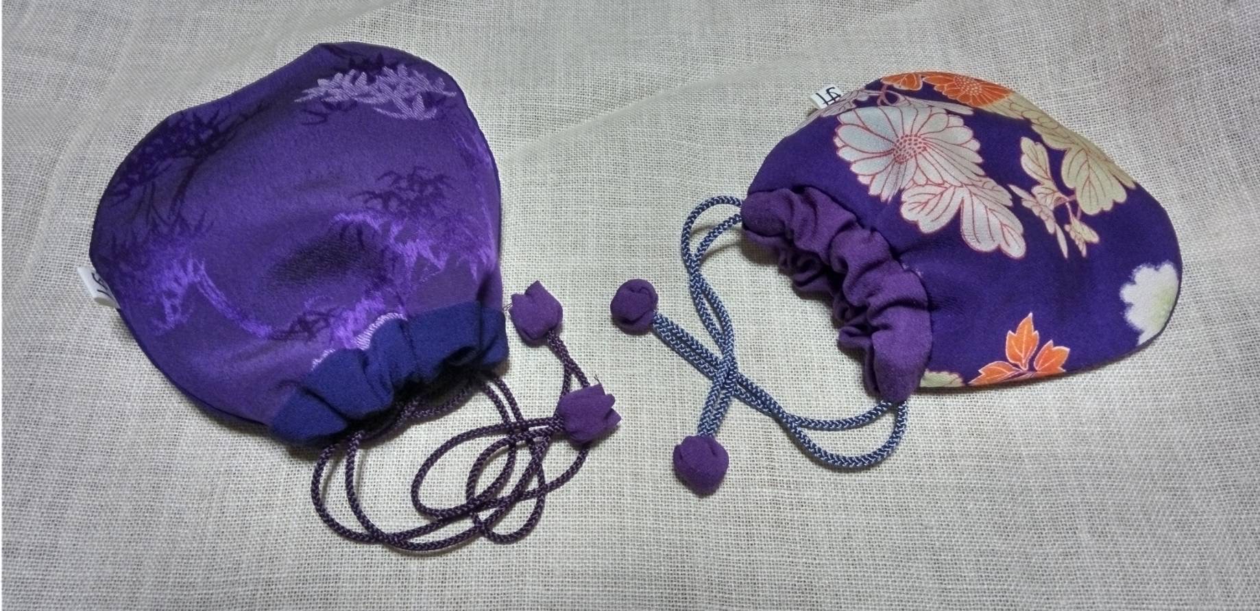 古布の小袋の紐先に玉飾りを