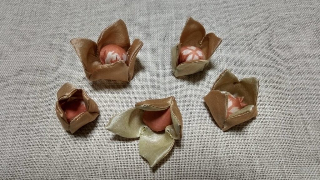 手創り途中のほおずきのパーツ