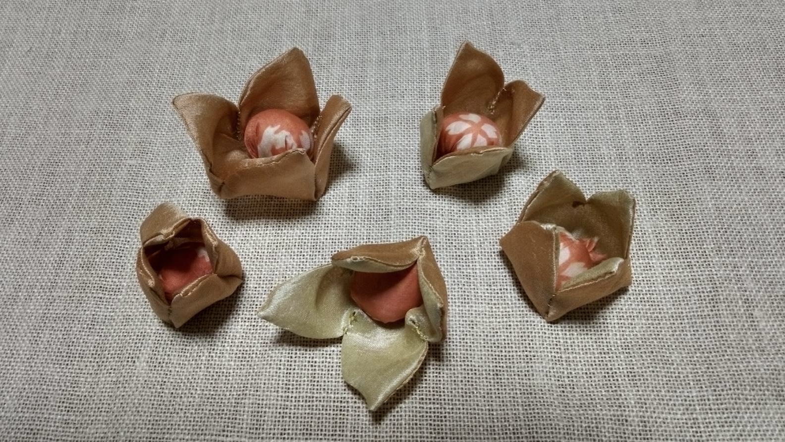 手創り途中のほおずきのパーツ