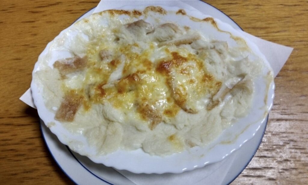 パン粥にチーズをのせて焼いた