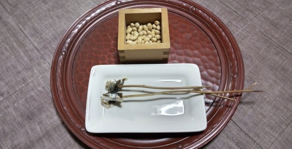 鬼門にめざしの頭を祀り、豆をまく