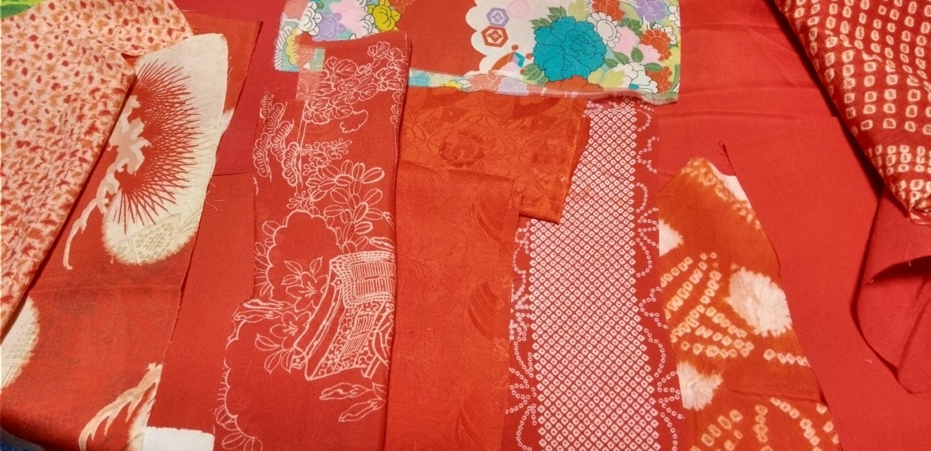 金魚を創るための赤い布たち