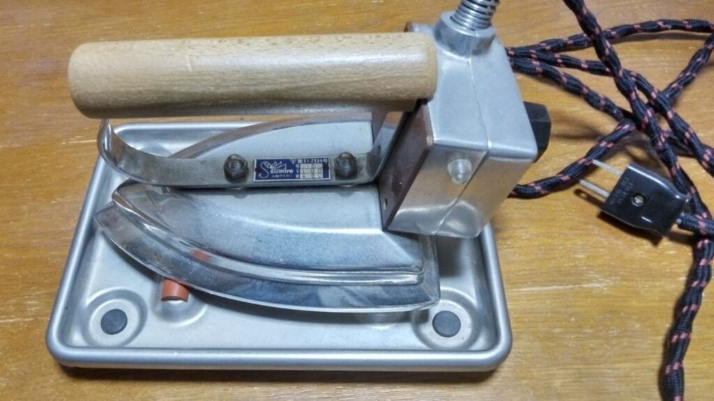 重くて古い小林アイロン