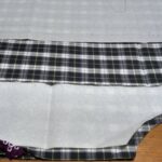 チェックの木綿生地を裁断