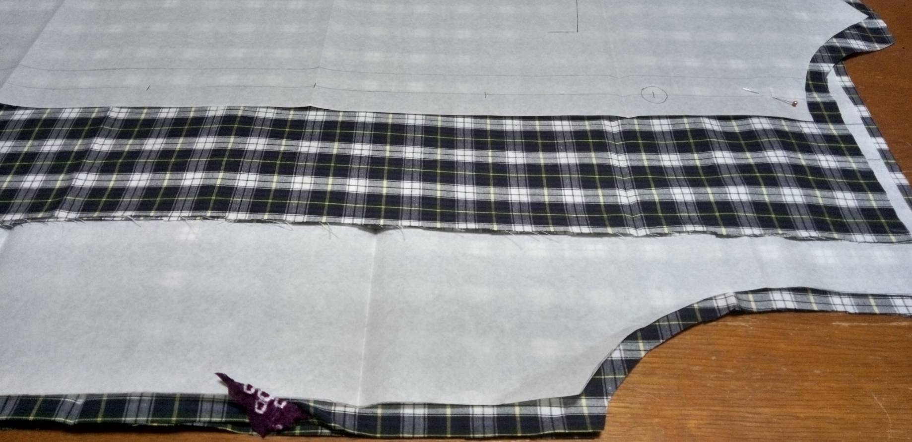 チェックの木綿生地を裁断