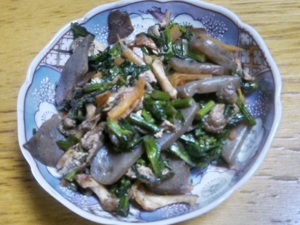 葉と茎のところは小さく刻んで炒め煮