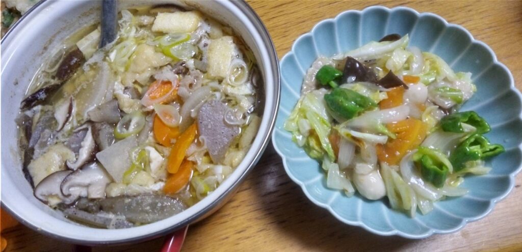夕食は簡単八宝菜とモツ汁