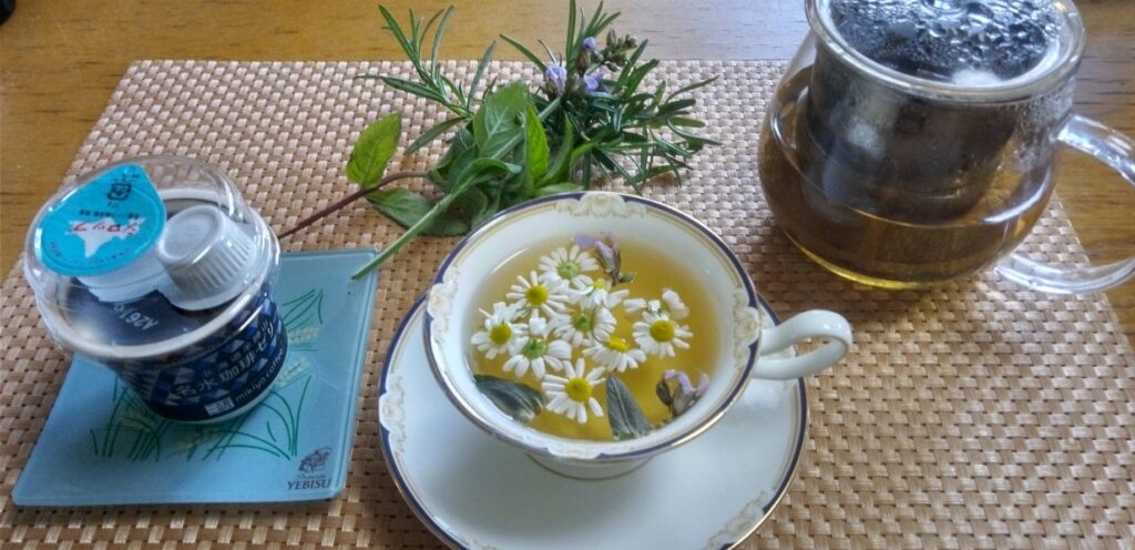 セージの花も浮かせ、ティータイム