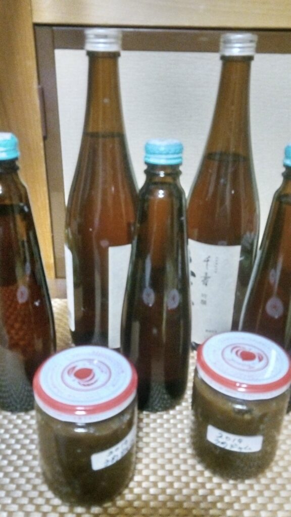 梅酒を瓶に小分け