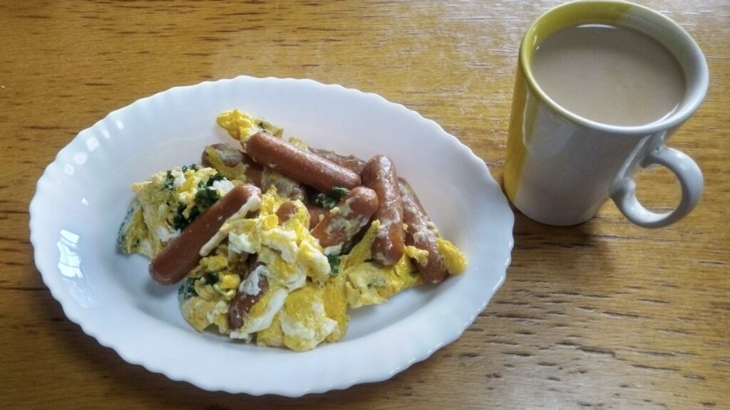ウィンナーとパセリを炒め玉子でとじた
