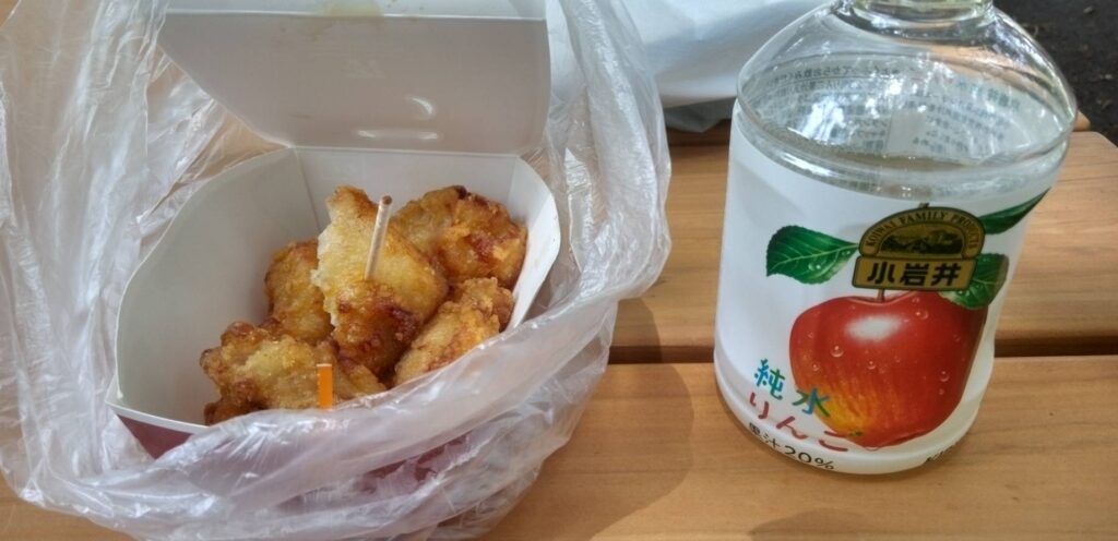 唐揚げとりんごジュースでひと休み