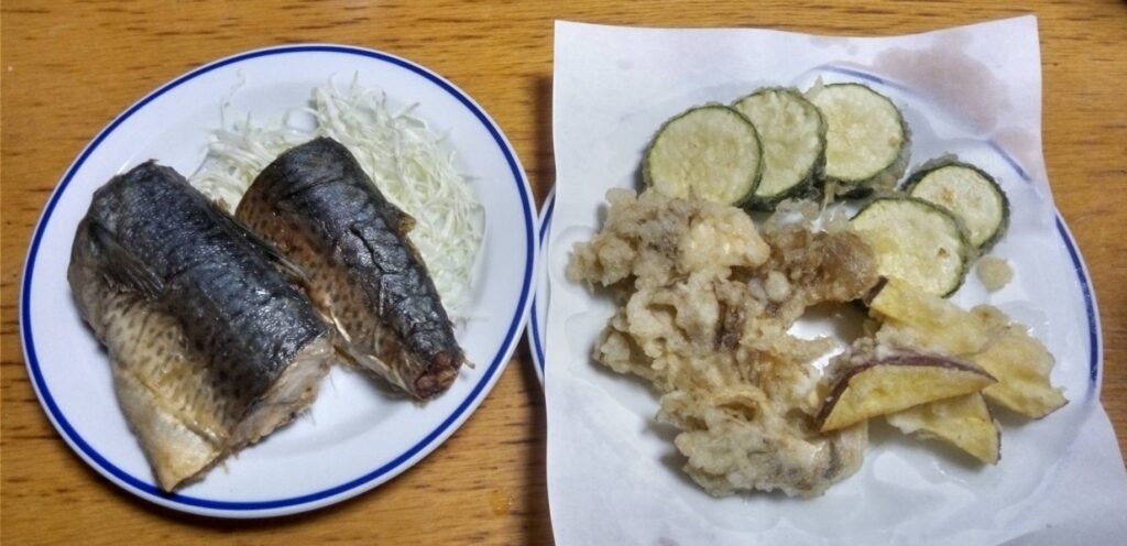 主人にはサバの素揚げ