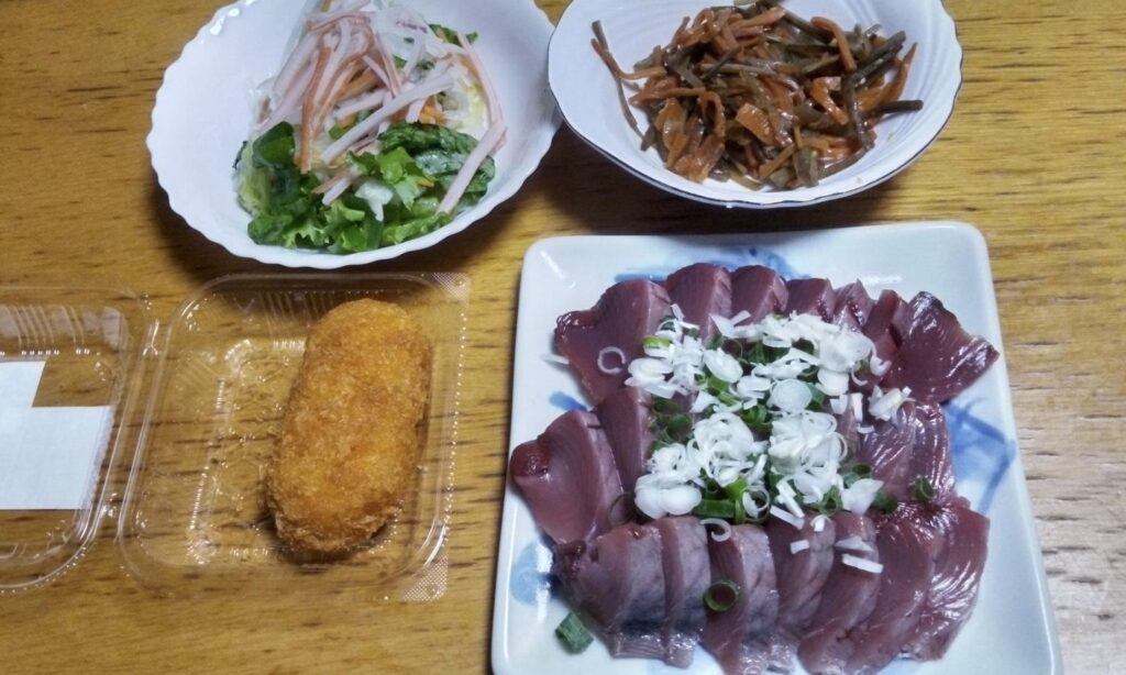夕食はカツオのたたきにビール