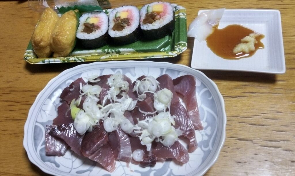 夕食はカツオの刺し身