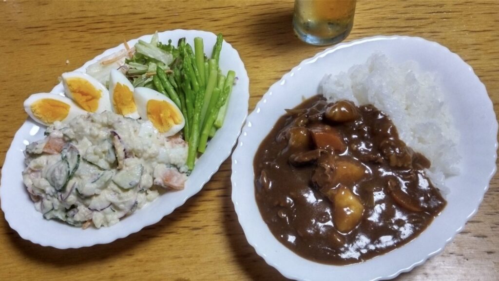夕食はビーフシチューにサラダ