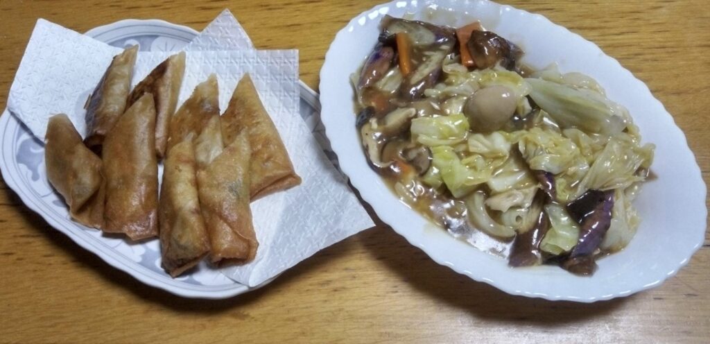 簡単中華丼と春巻き