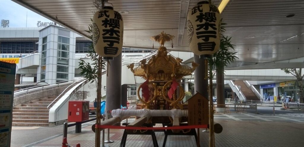 駅前には御神輿が飾ってあった