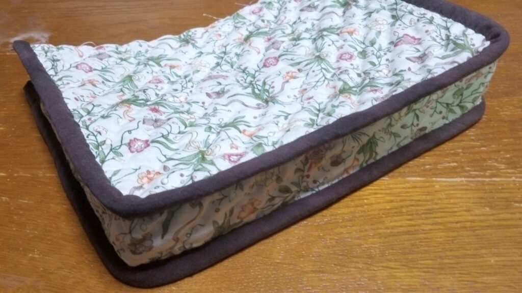 縫い代はバイヤステープでくるんだ
