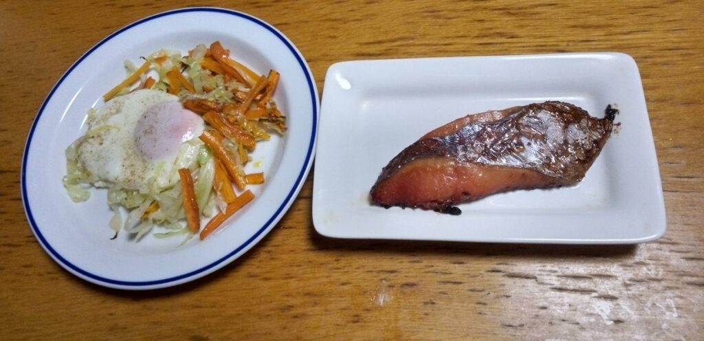 カマスのみりん漬けと野菜目玉焼き