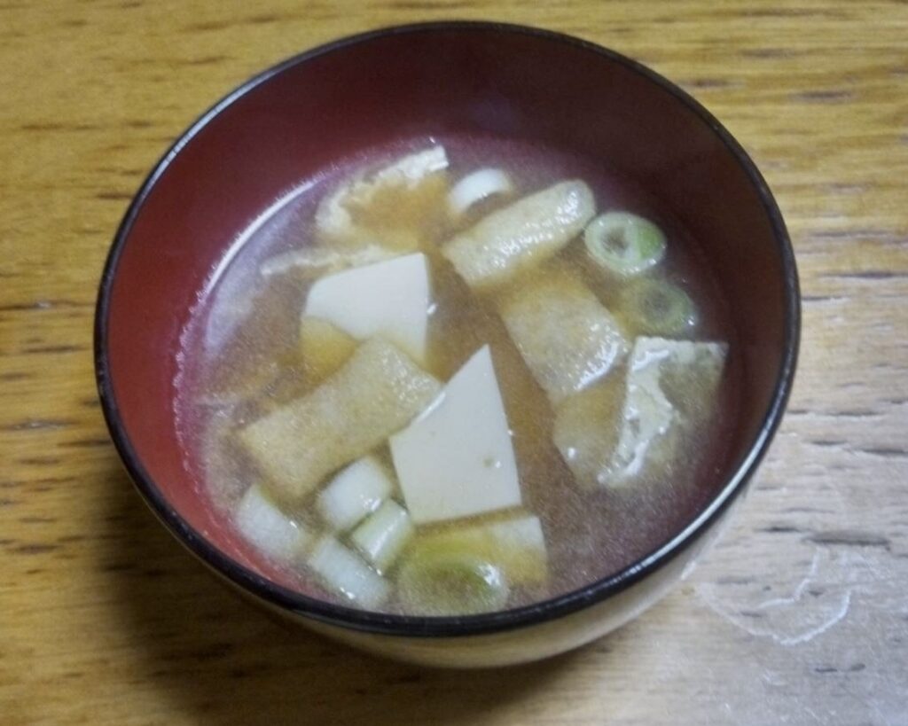 ネギ、油揚げ、豆腐のお味噌汁