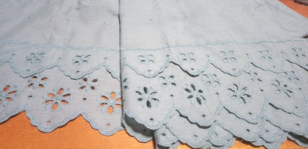 刺繍入りの布が出てきました