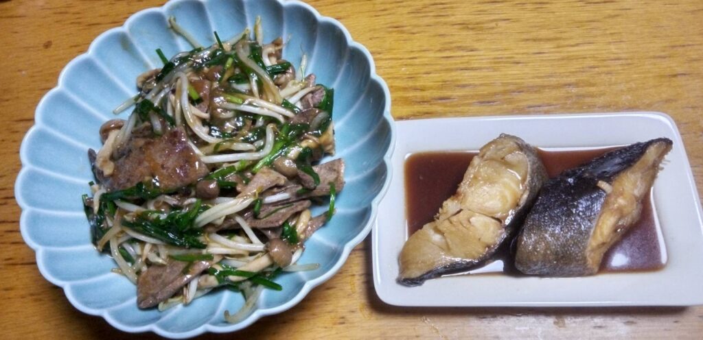 レバニラ炒めと銀だらの甘辛煮