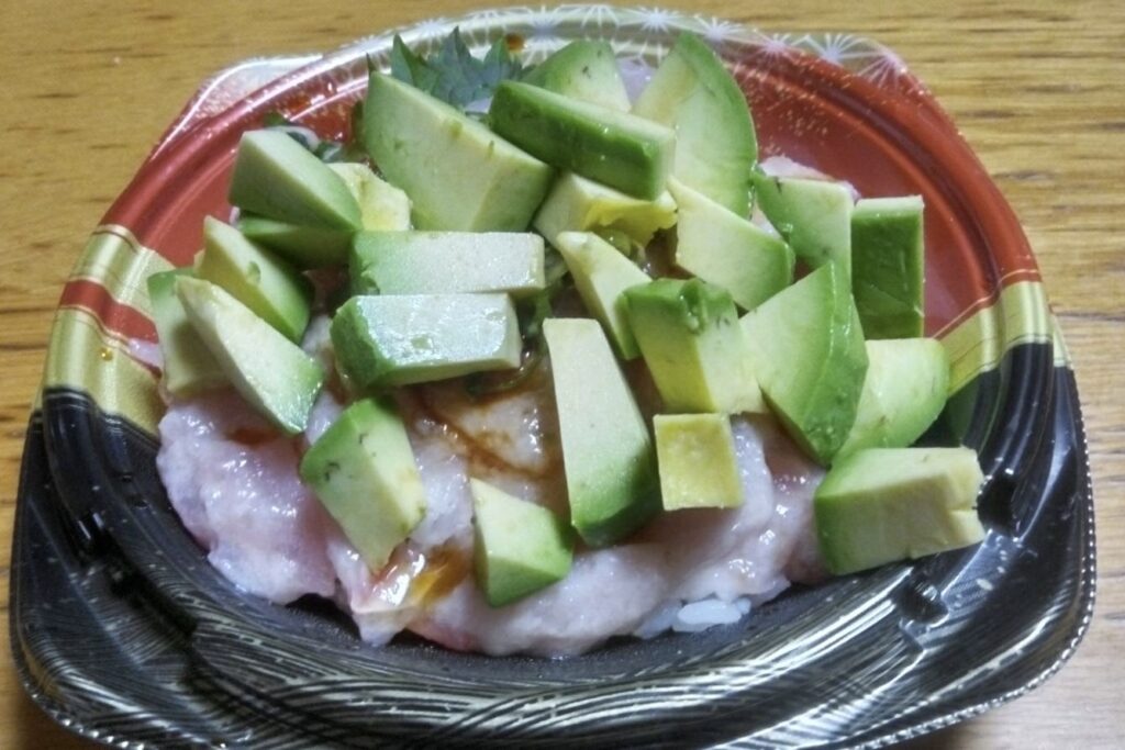 マグロ丼にアボカドをトッピング