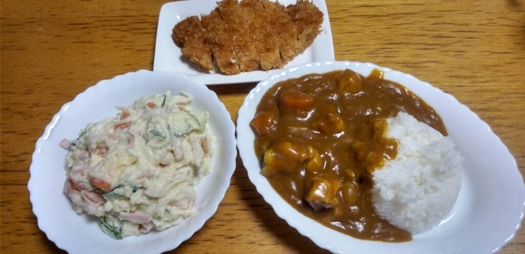 チキンカレーとポテトサラダ
