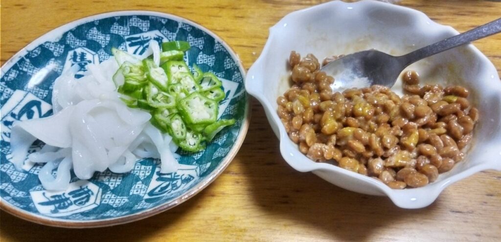 ビールのお供はイカ納豆オクラのせ