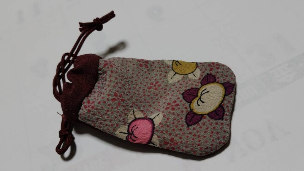 正絹の縮緬の小紋の端切れで創った小袋
