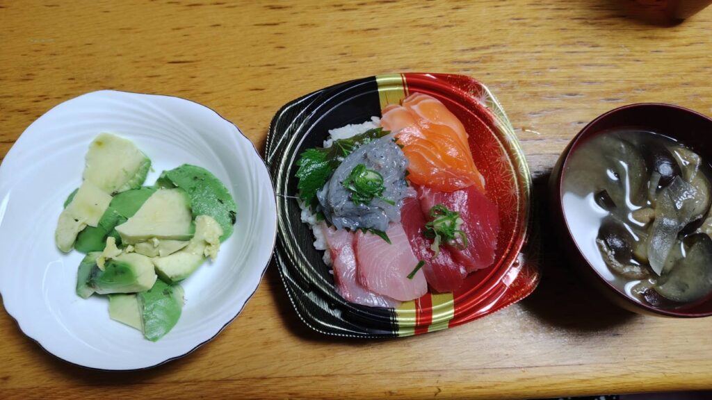 昨夜ご飯はアボカド海鮮丼